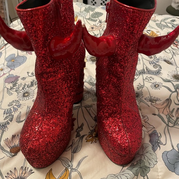 Red Devil sparkly platform shoes - Picture 2 of 3